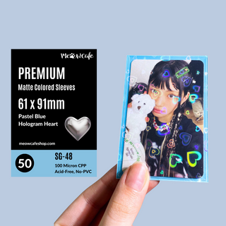 Meowcafe [61x91mm] Fundas Premium Holográficas Mate de Colores - Holograma Corazón Azul Pastel (SG-48)